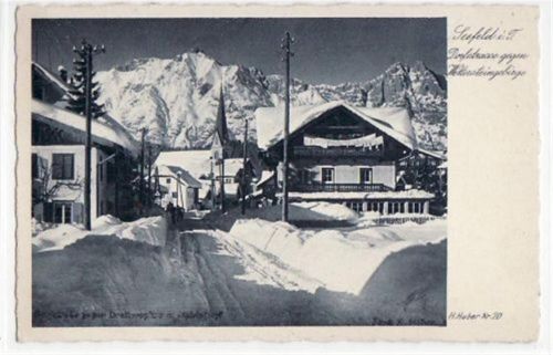 Seefeld Seefeld mit Dorfstraße gegen das Wettersteingebirge im Winter ungelaufen Gute Erhaltung.