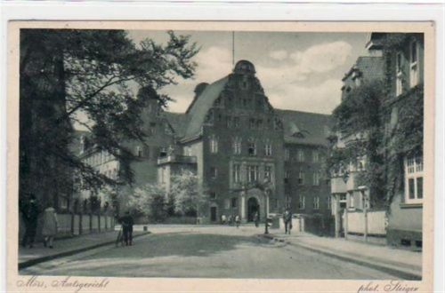 Moers Moers mit Amtsgericht gelaufen, mit Marke und Stempel von 1929. Kleine Beschädigungen linker Rand, sonst gut erhalten