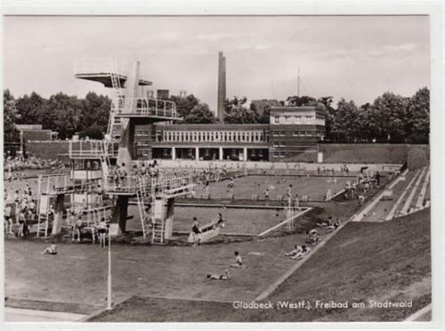 Gladbeck in Westfalen. Freibad am Stadtwald gelaufen, 1963. Rückseitiger Stempel: Deutsche Meisterschaften im Schwimmen und Springen. Sehr gut erhalten.