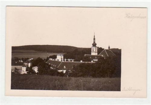 Seltene Fotokarte von Heiligenkreuz. Teilansicht mit Kirche. Ungelaufen. Leichter Bug oben rechts, sonst gut erhalten.