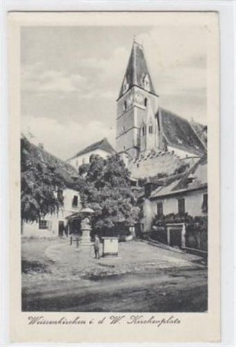 AK von Weissenkirchen in der Wachau. Kirchenplatz. Ungelaufen. Leichter Bug oben und unten links, leicht stockfleckig, sonst gut erhalten.