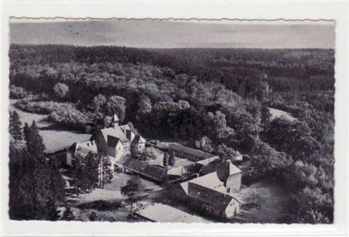 Dassel CVJM-Erholungsheim im Solling bei Dassel aus der Vogelschau gelaufen, 1960. Leichter Bug unten links, kleiner Knick oben rechts und links, sonst gut erhalten