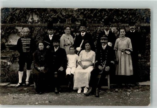 Gruppenaufnahme einer gemischten Gesellschaft mit Marineoffizier in Uniform