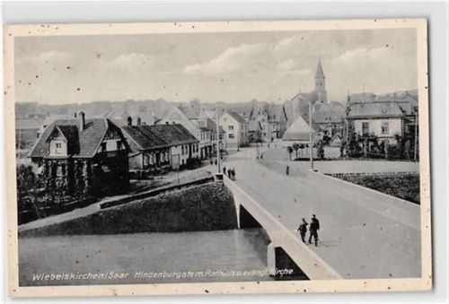 Neunkirchen Neunkirchen-Wiebelskirchen an der Saar. Hindenburgstraße mit Rahthaus und evangl. Kirche ungelaufen leichter Knick unten links, Vorder- und Rückseite fleckig, sonst gut erhalten