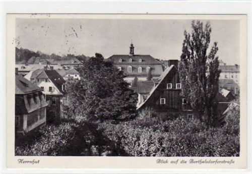 Herrnhut Herrnhut mit Blick auf die Bertholdsdorferstraße gelaufen von 1930. Leichte Stempelspuren, sonst gut erhalten.