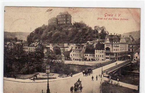 Greiz Greiz mit Blick auf das obere Schloss. Feldpost, mit Stempel von 1916 kleiner Knick oben rechts, kleine Beschädigung am Rand oben in der Mitte, leicht fleckig, sonst gut erhalten.