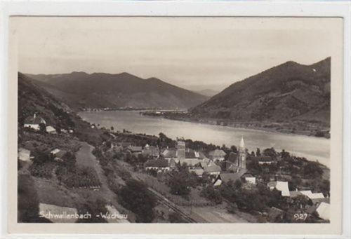 Fotokarte von Schwallbach in der Wachau. Gesamtansicht gelaufen am 09.05.1932. Leichter Bug oben links, leichte Beschädigung Vorderseite im rechten Eck, sonst gut erhalten.
