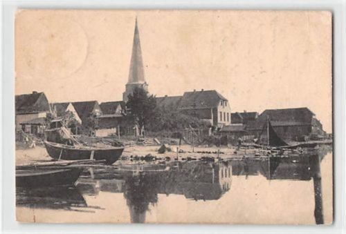 Lübeck-Travemünde Lübeck - Travemünde. Teilansicht mit Booten und Kirchturm gelaufen. Marke entfernt kleiner Knick oben rechts, leichter Stempeldurchdruck, leicht fleckig, sonst gut erhalten