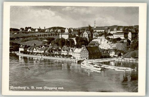 Meersburg Fliegeraufnahme des Ortes mit Schloss und Burg Meersburg mit Kirche Mariä Heimsuchung Bodenseeschiff