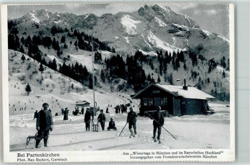 Partenkirchen Schlitten und Skifahrer
