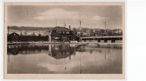 Markneukirchen Markneukirchen mit Schwimmbad und Unterkunftshaus gelaufen von 1929. Leichter Stempeldurchdruck, leichter Bug unten links, sonst gut erhalten