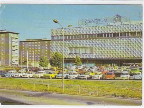 Hoyerswerda Centrum Warenhaus mit Autos im Vordergrund gelaufen 1983 kleiner Knick an der linken oberen Ecke , sonst gut erhalten.