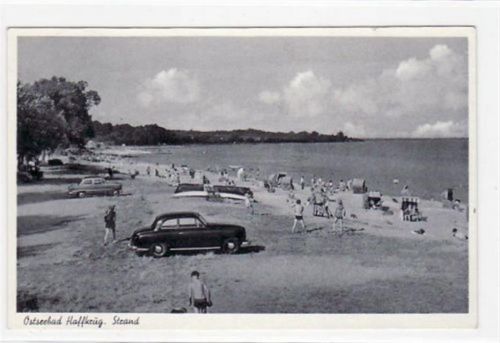 Scharbeutz Haffkrug mit Strand gelaufen, mit Marke und Stempel, Datum nicht lesbar. Leichter Bug am Rand oben, leichter Schrift- und Stempeldurchdruck, sonst gut erhalten