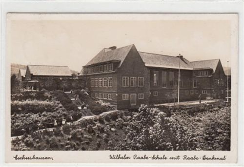 Eschershausen. Wilhelm Raabe - Schule mit Raabedenkmal gelaufen, 1938. Gute Erhaltung.