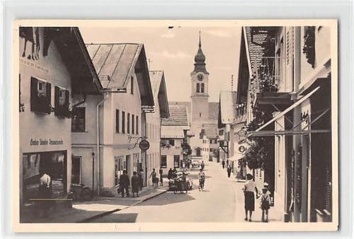Sonthofen im Allgäu. Belebte Straßenpartie mit Kirchturm gelaufen. Ecken mit Albumabdrücken, kleiner Riß am Rand unten, sonst gut erhalten
