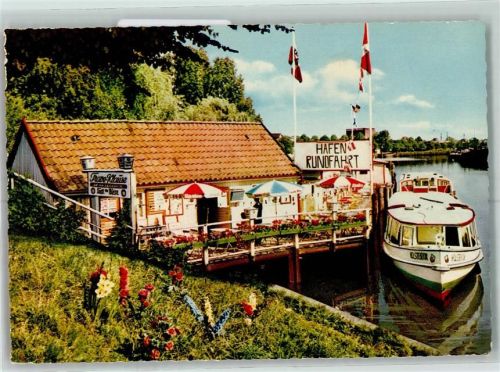Lübeck Gasthaus Trave Klause Hafen-Rundfahrt Abfahrstelle Osterglocken und Rosensträucher