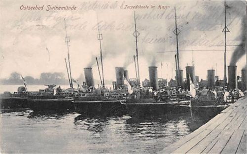 Swinemünde Schwinemünde / Swinoujscie. Torpedoboote im Hafen gelaufen. Leichter Stempeldurchdruck, leicht bügig, Knick oben rechts, sonst gut erhalten