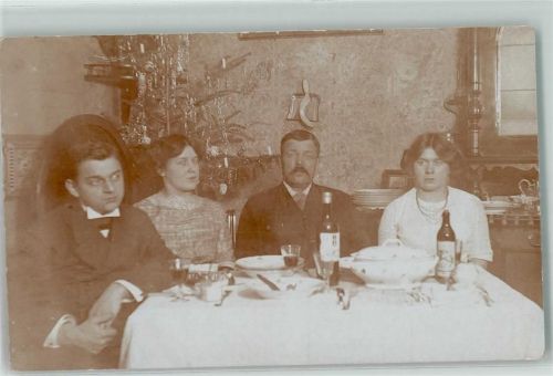 1915 Weihnachten geschmückter Tannenbaum Familie gedeckter Tisch