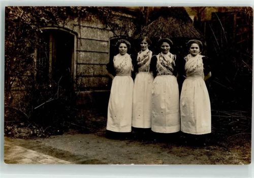 Frauen in Tracht
