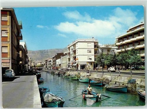 Terracina Fluss-Straße VW Käfer Fischerboot