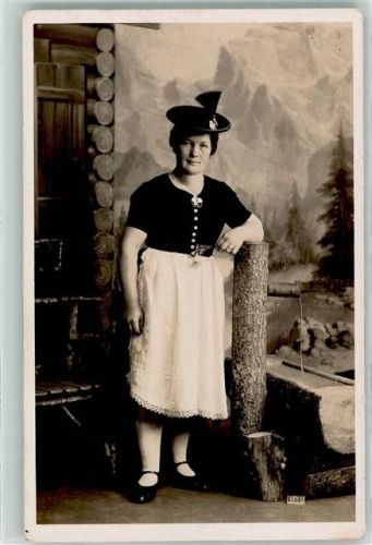 Holzkirchen Frau Tracht Brunnen Ort lt. Fotograf