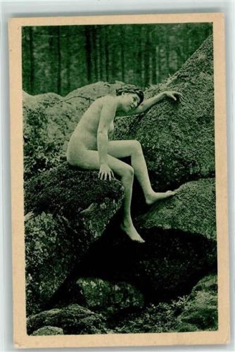1925 Nude sitzt am Steine AK