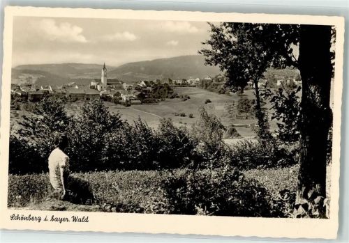 94513 W8351 Schönberg , Niederbay - Pfarrkirche St. Margareta Spaziergängerin