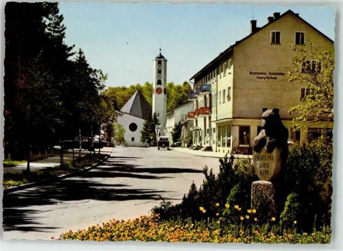 Waldkraiburg Karlsbader Straße mit Berliner Bär und Martin Luther Kirche
