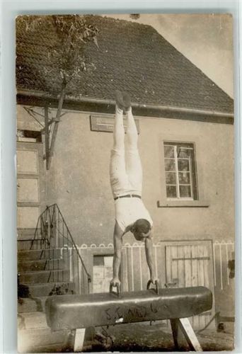 Handstand auf dem Turnbock AK