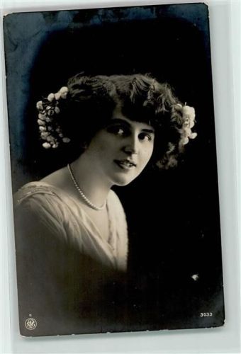 1915 Nr. 3033 Haarmode Frau hat Blüten im Haar AK