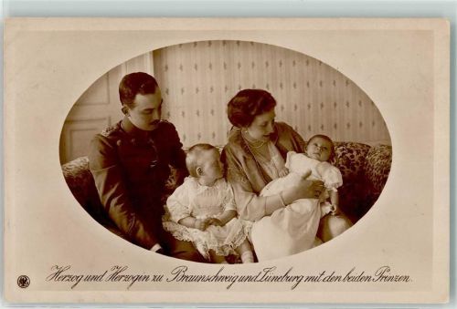 Herzog und Herzogin zu Braunschweig und Lüneburg mit den beiden Prinzen Kriegshilfe 1915