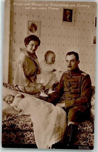 Herzog und Herzogin mit den beiden Prinzen Uniform Wohlfahrtskarte zum Besten braunschweigischer Krieger