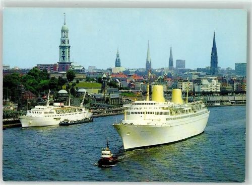 Hamburg Passagierschiff Michaeliskirche