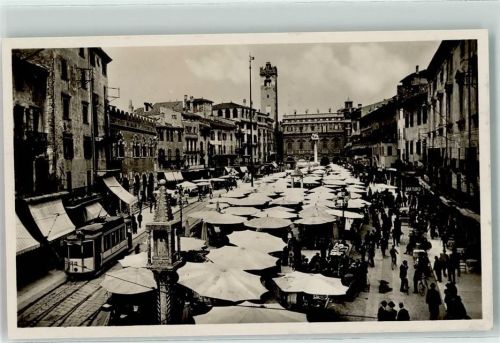 Verona Piazza Erbe Marktszene Straßenbahn