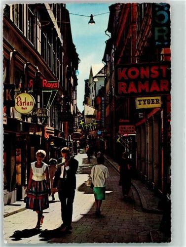 Stockholm Altstadt Västerlanggatan Geschäfte Pärlan Tyger Skinn Varor Fahnen Blau Gelb Roys