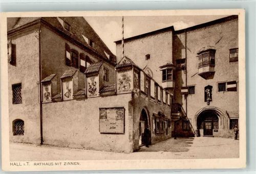 Hall Rathaus mit Zinnen