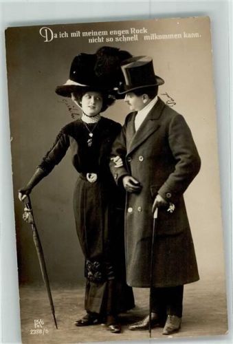 1913 Da ich mit meinem engen Rock nicht so schnell mitkommen kann