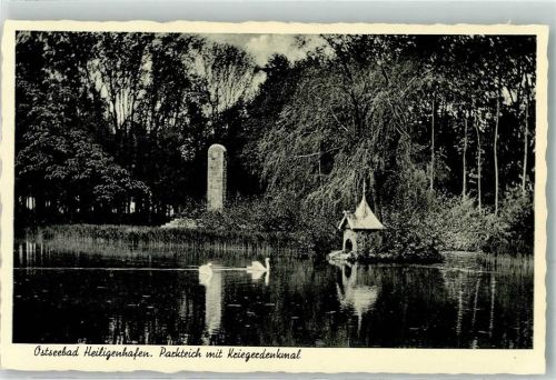 Heiligenhafen Parkteich mit Kriegerdenkmal Schwan Entenhaus