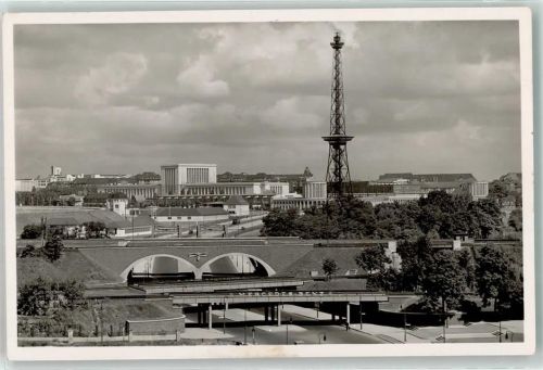 Westend Hallensee Straße mit Ausstellungsgelände und Funkturm