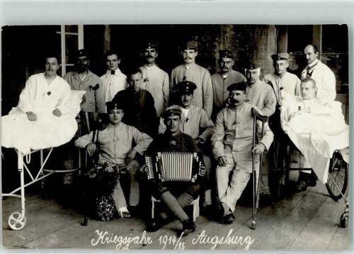 86150 W8900 Augsburg , Bay 1915 Privatfoto AK Lazarett Verwundete Akkordeon Kriegsjahr 1914 Ort handschriftlich
