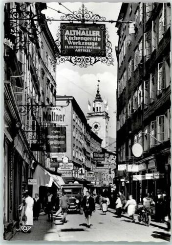 Salzburg Getreidegasse Oldtimer Motorrad