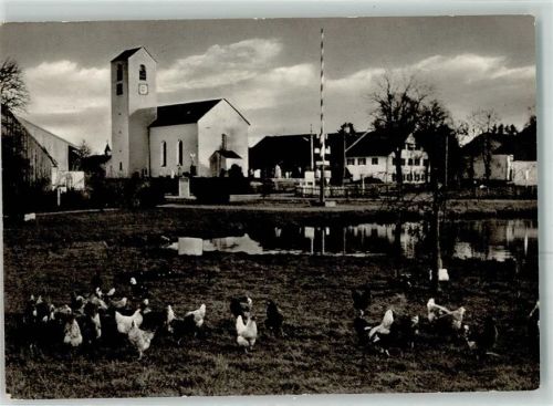 Straßlach mit Filialkirche St. Peter und Paul Im Vordergrund Hühner