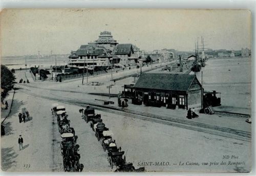 Saint-Malo das Casino von den Stadtmauern aus gesehen Segelschiff