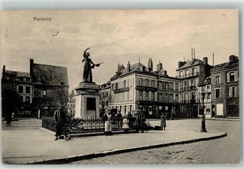 Peronne 1915 Marktplatz Denkmal
