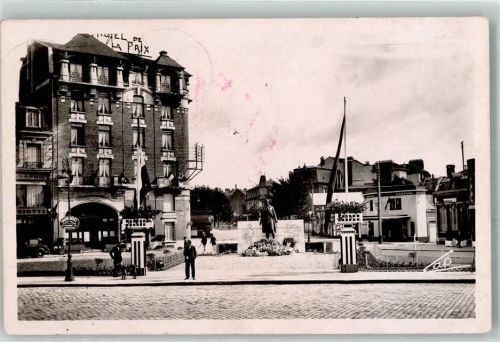 Saint-Quentin Place du 8.Octobre et Monument Albert I. Oldtimer