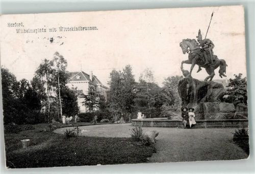 Herford Wilhelmsplatz mit Wittekindbrunnen Frau Hut Schirm