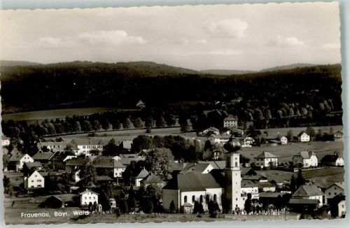 Frauenau mit Pfarrkirche Mariä Himmelfahrt und Friedhof