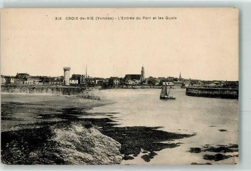 Saint-Gilles-Croix-de-Vie L Entree du Port et les Quais Turm Kirche Segelboot Ruderboot