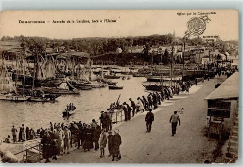 Douarnenez arrivee de la Sardine face a l`Usine Hafen Fischerboote