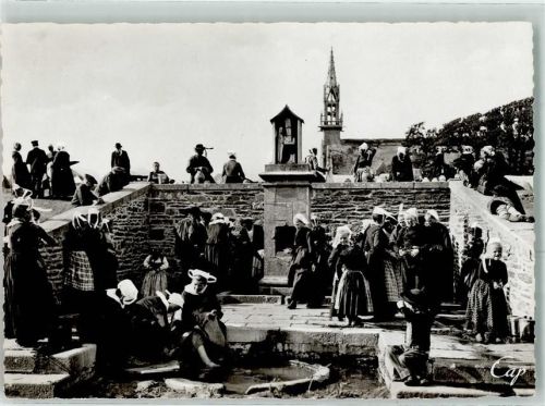 Plonevez-Porzay la fontaine miraculeuse de Sainte Anne la Palud Tracht